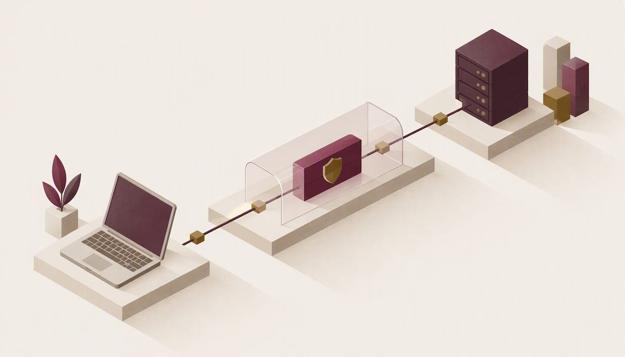 Isometrische Illustration: Ein Laptop ist über eine Leitung mit einem Server verbunden, in der Mitte schützt ein Glastunnel mit Schild die Verbindung